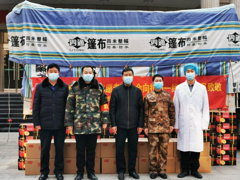 路鳳祎與志愿者、醫(yī)生防疫現(xiàn)場(chǎng)合影
